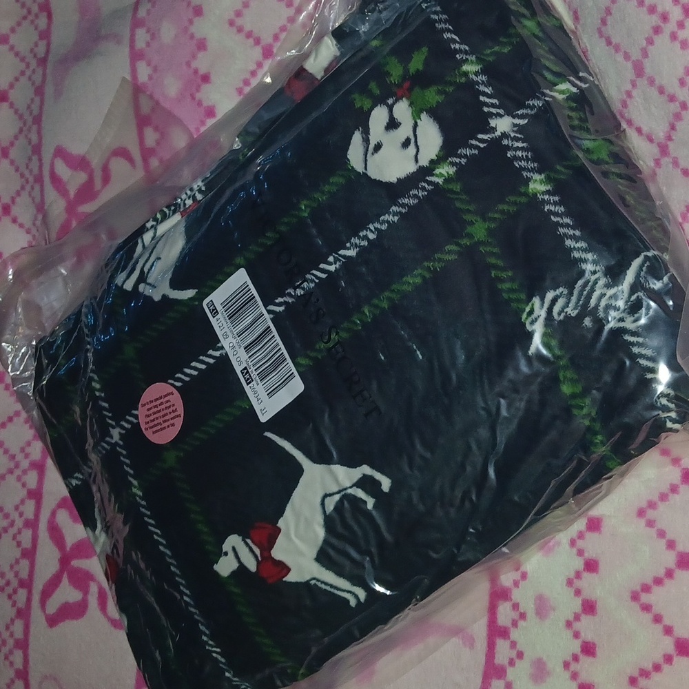 VS PINK Plaid Blanket with Dog Print NIP - Picture 2 of 3
